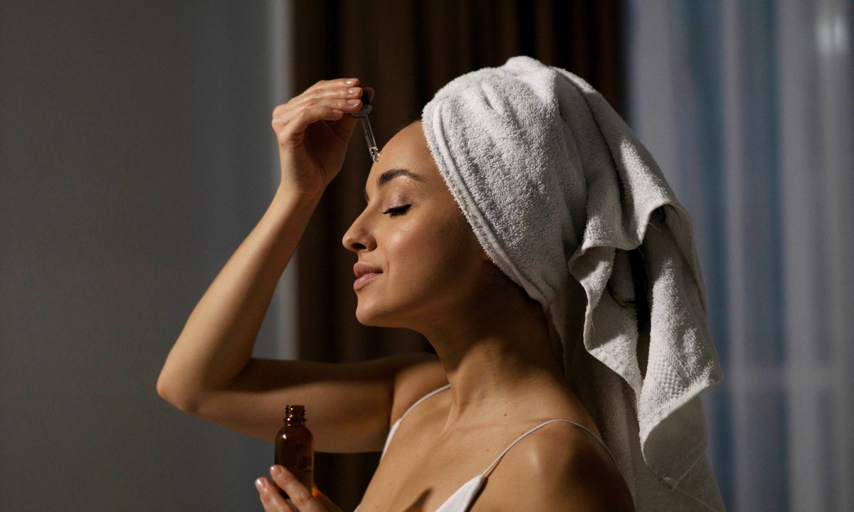 To serum naszpikowano tzw. ziołowym botoksem. Rozluźnia mięśnie, spłycając zmarszczki i głębsze bruzdy, wyostrza kontury twarzy