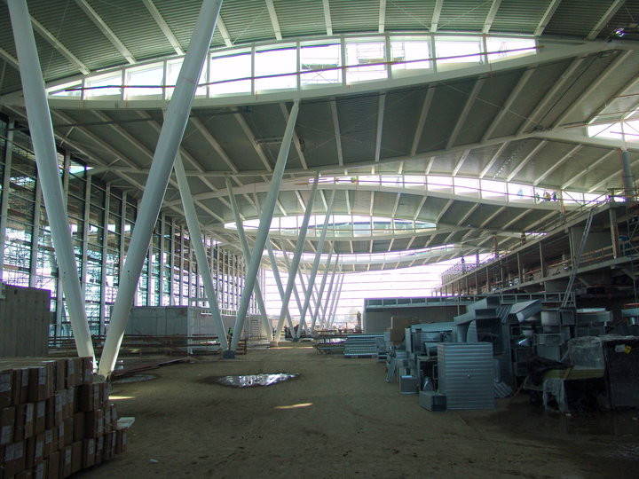 Prace przy budowie nowego terminalu wrocławskiego lotniska (1) - paźdzernik 2010 r. Zdjęcia pochodzą z materiałów prasowych Portu Lotniczego Wrocław