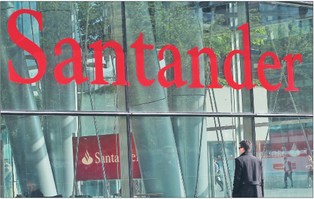 Świąteczna pomyłka Banku Santander. Z instytucji dodatkowo wypłynęło 130 mln funtów