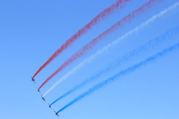 Myśliwce tworzą kolory z francuskiej flagi