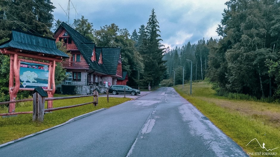 Asfaltowym odcinkiem mijamy posterunek GOPR-u