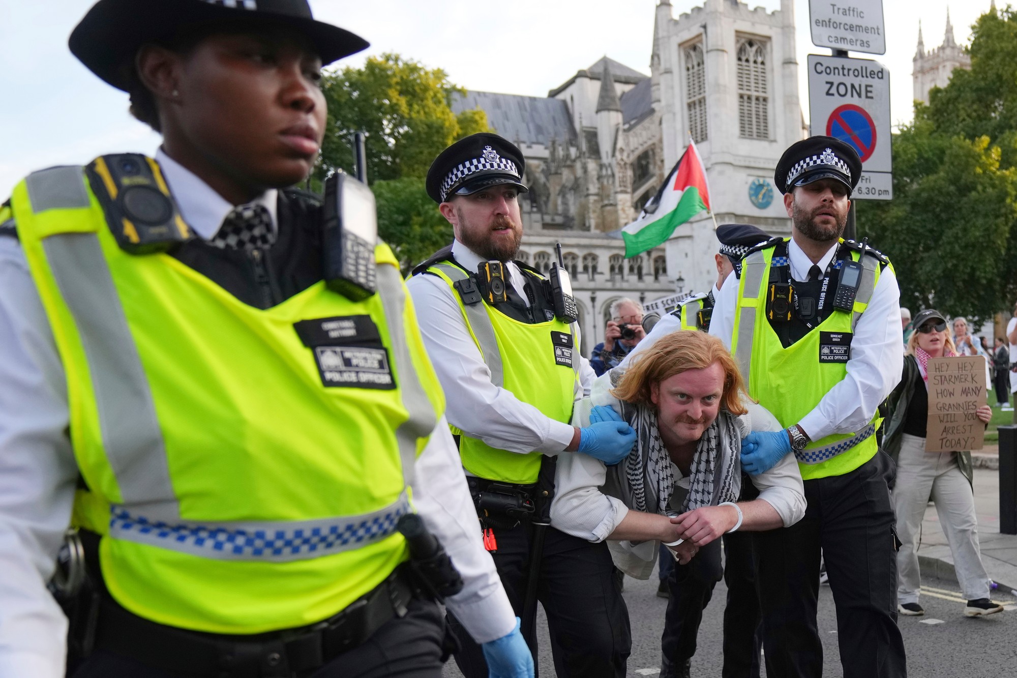 Britská polícia na proteste Palestine Action zadržala viac ako 425 ľudí.