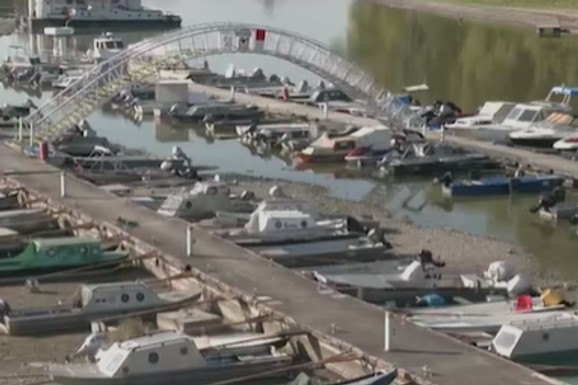 (FOTO) DUNAV NESTAJE PRED NAŠIM OČIMA! Zastrašujući prizori iz Apatina: Uvedene drastične mere
