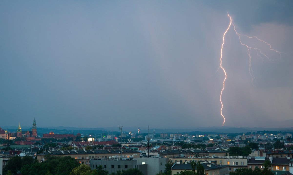 Silne burze nad Polską. Eksperci mówią, czy zamykanie okien jest konieczne