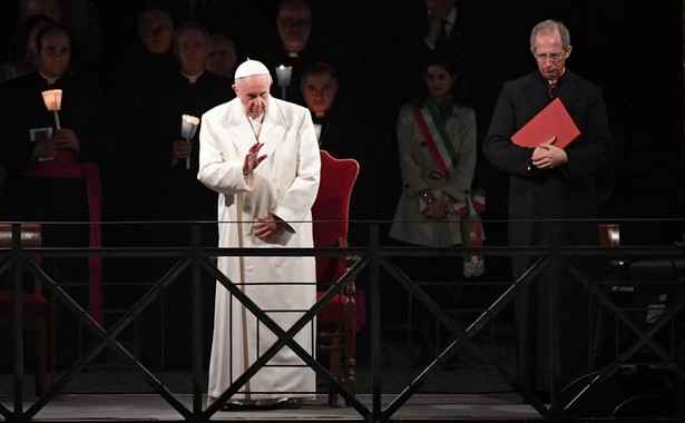 Papież Franciszek na czele Drogi Krzyżowej w Koloseum. Polska studentka niesie krzyż