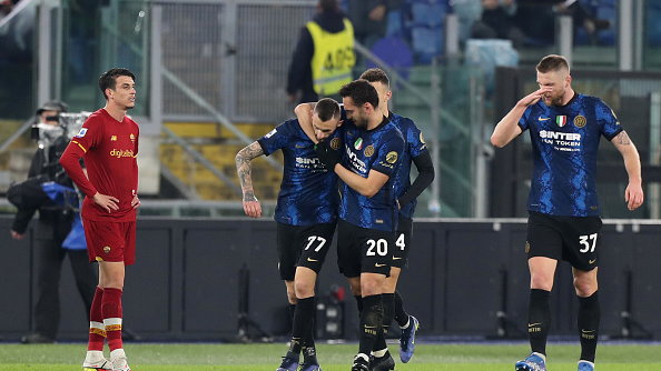 Gracze Interu zadowoleni ze zdobycia gola przez Hakana Calhanoglu (nr 20)