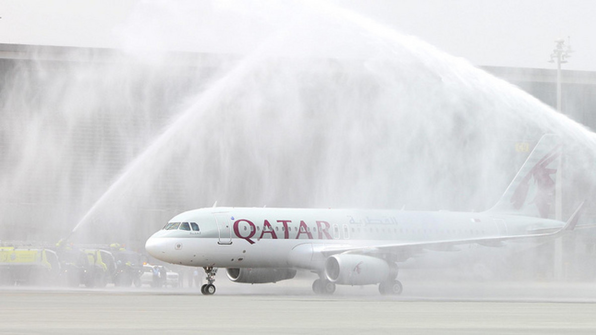 Lot Qatar Airways samolotem A320 goszczący na pokładzie lokalnych dygnitarzy stał się oficjalnie pierwszym samolotem, który lądował na nowo otwartym Międzynarodowym Lotnisku Hamad (HIA). Lot, mający na celu podkreślenie uroczystości przedpremierowego otwarcia najnowocześniejszego lotniska, poprzedza przeniesienie działalności Qatar Airways, które ma nastąpić dnia 27 maja.