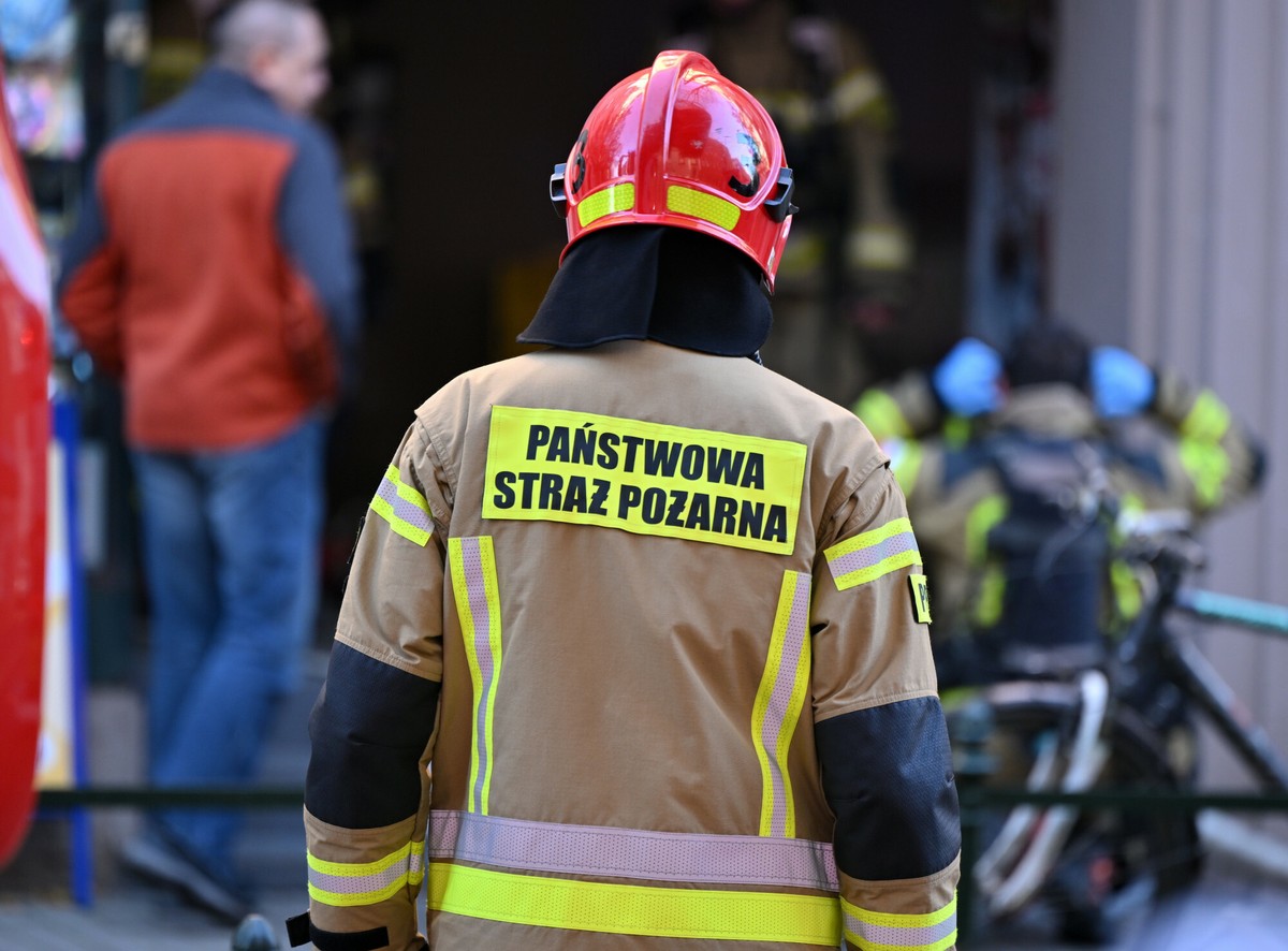 20-metrowy słup ognia w Krakowie. Służby walczą od świtu