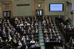 pis wspiera arkę gdynia, lecha poznań i cracovię kraków. w tym celu w sejmie powstał specjalny zespół