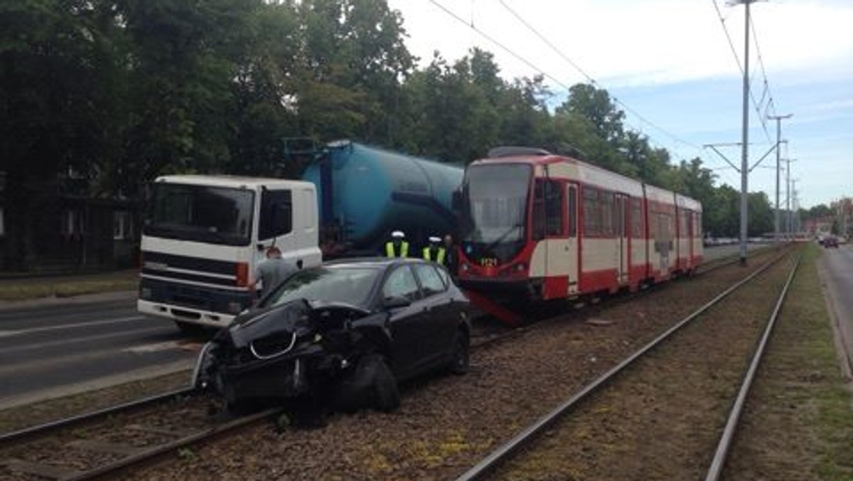 Do wypadku doszło dzisiaj przed godziną 8 na skrzyżowaniu ulicy Hallera i Kościuszki. Tuż obok miała miejsce jeszcze inna kolizja. - Łącznie w dwóch zdarzeniach zostały uszkodzone trzy auta osobowe, ciężarówka i tramwaj. Jedna osoba jest ranna - w rozmowie z Onetem relacjonują policjanci.