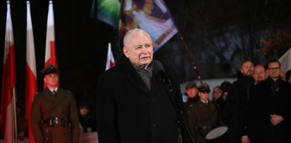 Generał nie wytrzymał na widok tego, co działo się za plecami Kaczyńskiego. "Boże drogi"