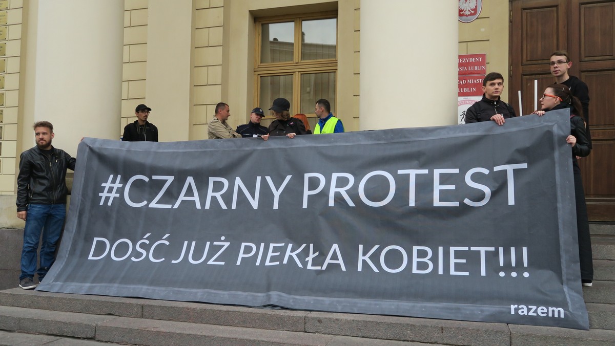 - Ten projekt jest prezentem dla gwałcicieli – twierdzi jedna z organizatorek protestu, który odbył się na placu Łokietka w Lublinie. Kilkaset osób wzięło udział w czarnym proteście przeciwko zaostrzeniu prawa aborcyjnego. Manifestacja przebiegła spokojnie, choć pod Ratuszem pojawili się także przedstawiciele ONR i fundacji Rodzina i Życie.