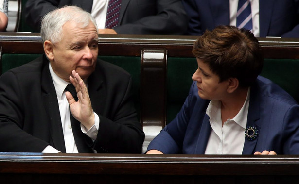 12 miesięcy dobrej zmiany. "Jarosław Kaczyński buduje dziewiątą RP, czyli trzecią RP do kwadratu"