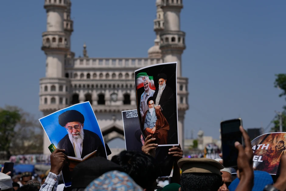 Na fotografijama su (s leva na desno) ajatolah Ali Hamnei i prvi iranski vrhovni vođa Ruholahom Homeini i general Kasem Sulejmani 