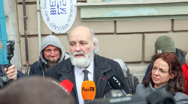 Tüntetés az Oltalom Karitatív Egyesület épülete elött./Fotó: Zsolnai Péter
