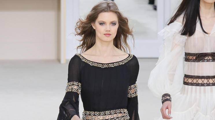 Lindsey Wixson tetőtől talpig Chanelben a párizsi divathéten / Fotó: NORTHFOTO