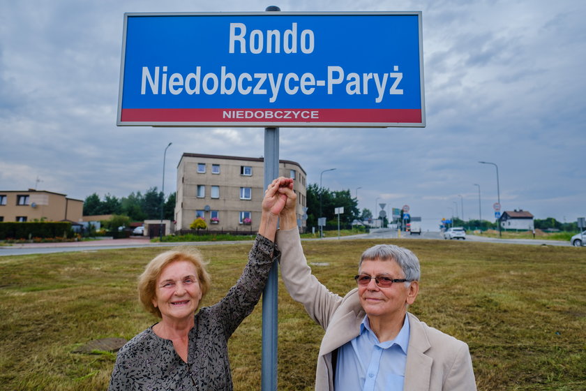 Oto inicjatorzy pomysłu, by na rondzie w Niedobczycach stanęła wieża Eiffla: Romana Olszewska i Henryk Ryszka