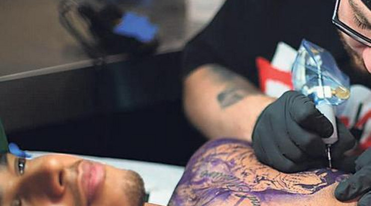 Új tetoválására büszke Hamilton