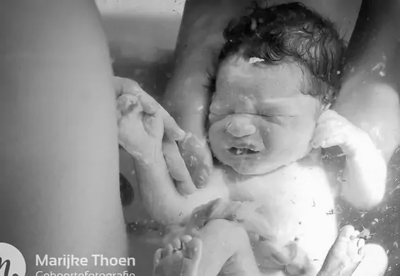 Sposób, w jaki odbył się ten poród, wzbudził kontrowersje - fotografie szybko zablokowano [zdjęcia]