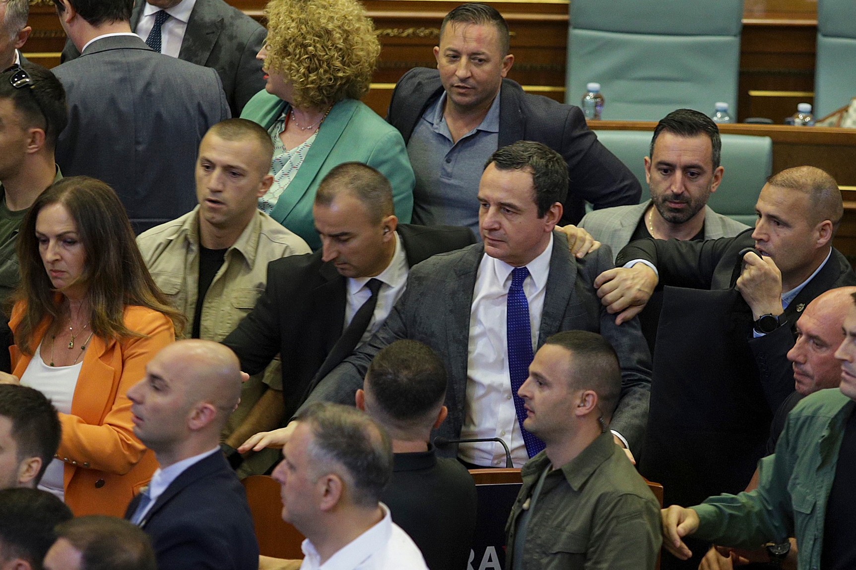 V kosovskom parlamente vypukla potýčka počas premiérovho prejavu o napätí so Srbmi.