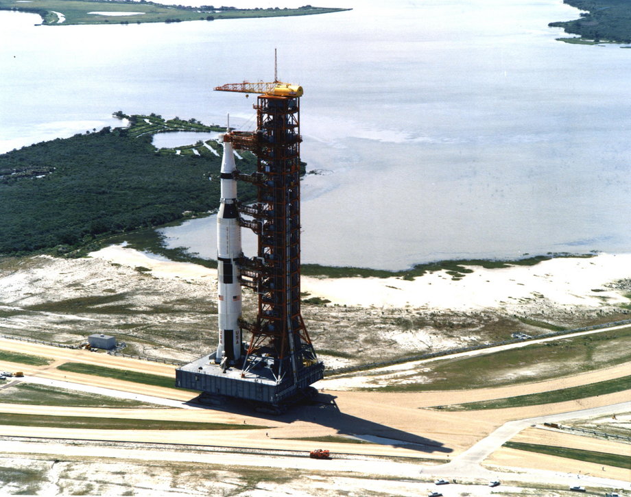 Statek Apollo 11 przewożony na miejsce startu.