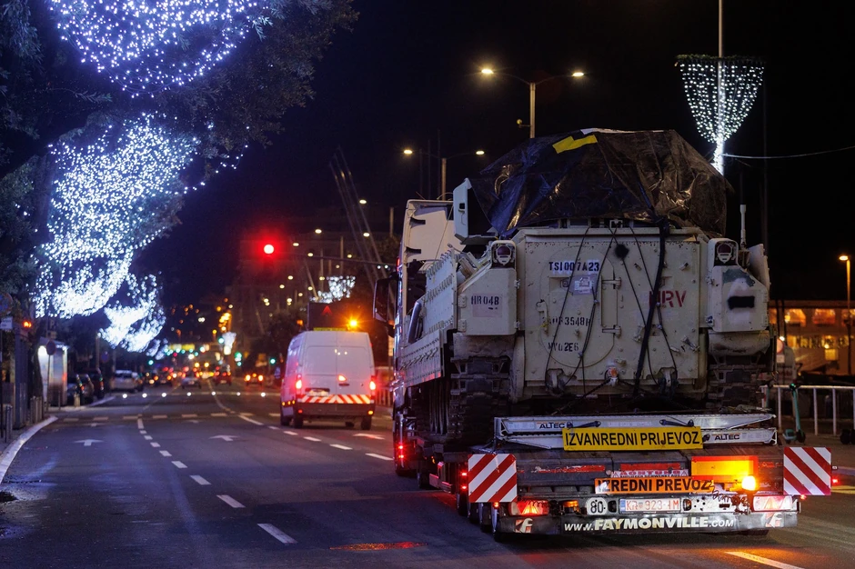 Oklopna vozila "bredli" na putu od Rijeke do Slavonskog broda, Hrvatska, 10. decembra