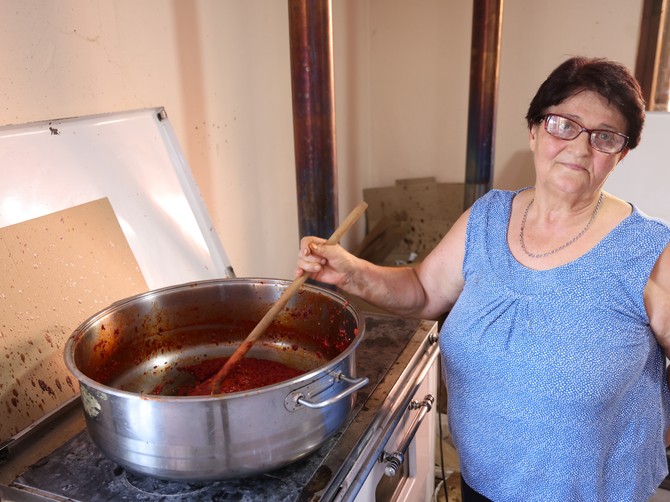 Baka Spasenija pravi čuveni domaći ajvar od paprike slonovo uvo i otkriva u čemu je glavna tajna