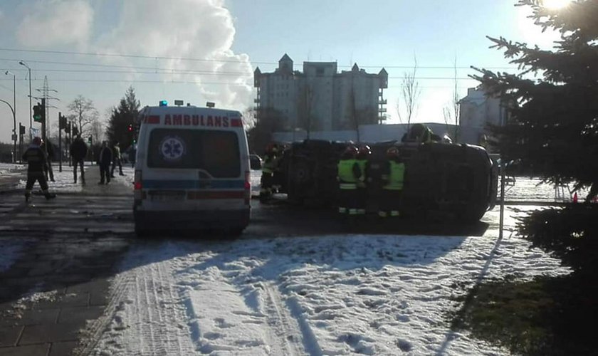 Wypadek karetki pogotowia w Krakowie. Trzy osoby ranne