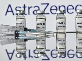 Analiza wstępnych wyników III fazy badań klinicznych wykazała skuteczność szczepionki AZD1222 przeciw SARS-CoV-2. Szczepionki Pfizera, Moderny i AstraZeneca pozwolą zaszczepić niemal całą populację Polski