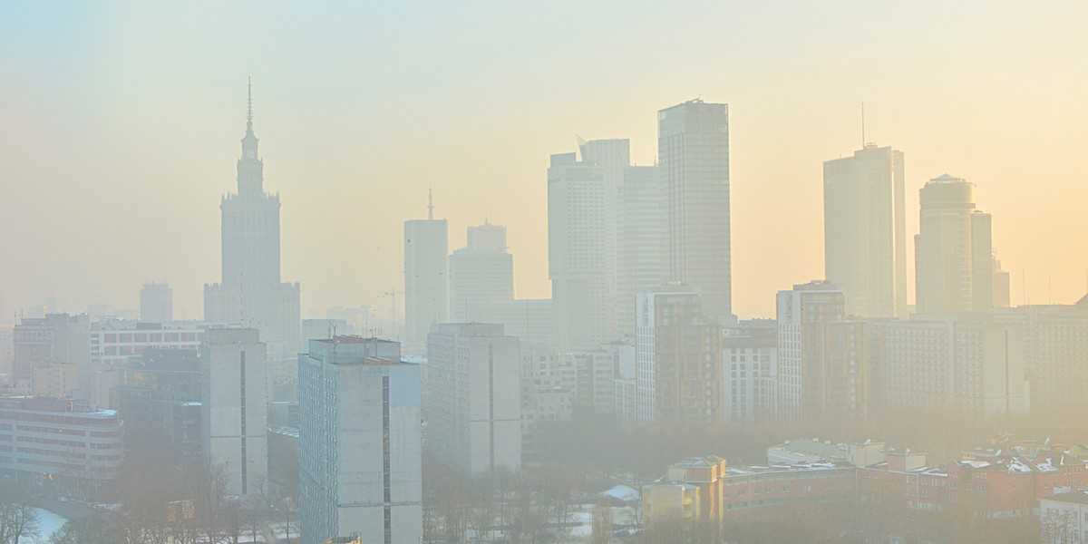 Cięcia samorządowych budżetów nie będą jedynym wyzwaniem w tym sezonie smogowym. Polski Alarm Smogowy domaga się, by zająć się w końcu transportem samochodowym - pisze "PB".