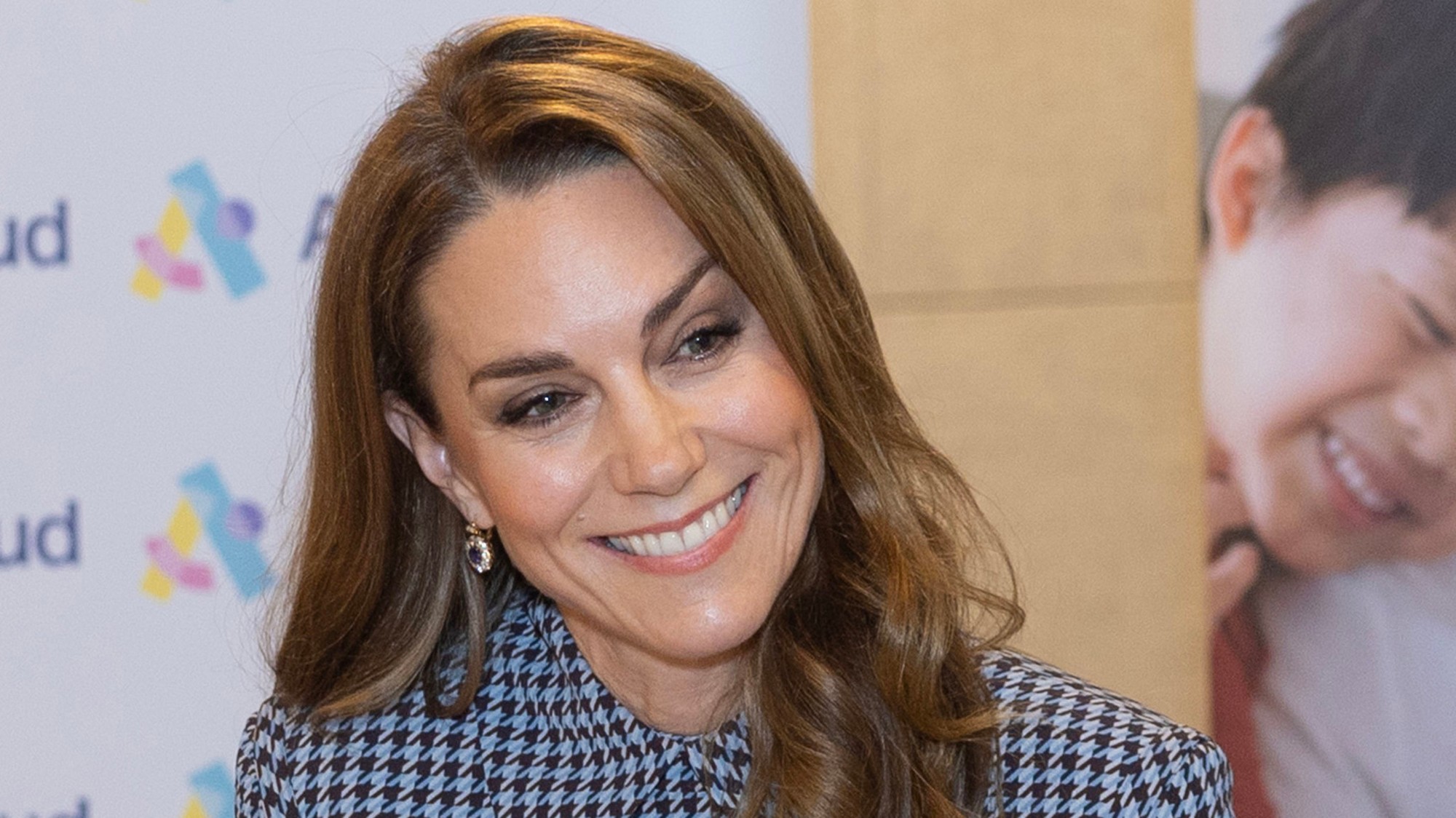 Britská princezná Kate a jej typické zvlnené vlasy.