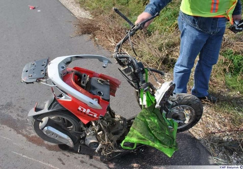 Motorowerem wbił się w fiata