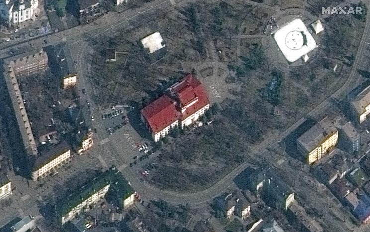 A mariupoli színház, amely elé és mögé nagy betűkkel festették fel, hogy "gyermekek" - az oroszok mégis lebombázták. 1300 ember volt benne. / Fotó: MTI/AP/Satellite image Maxar Technologies