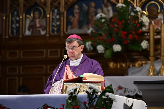 Biskup pomocniczy archidiecezji przemyskiej Krzysztof Chudzio podczas pogrzebu Damiana Sobola