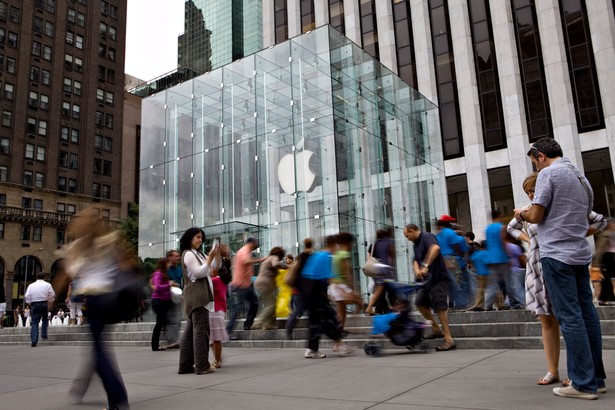 Designerski sklep Apple Store przy słynnej Piątek Alei (5th Avenue) w Nowym Jorku, USA.