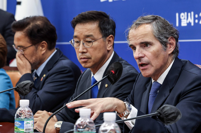 Dyrektor MAEA Rafael Mariano Grossi (po prawej) przemawia na spotkaniu z przedstawicielami głównej opozycyjnej grupy zadaniowej Partii Demokratycznej w Korei Południowej w sprawie japońskiego planu uwolnienia wody z uszkodzonej elektrowni jądrowej Fukushima w Zgromadzeniu Narodowym, Seul, Korea Południowa, 9 lipca 2023 r.