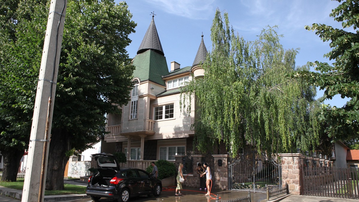 DVORAC POZNATE SRPKINJE U NOVOM SADU VREDI MILIONE Odrasla u suvom luksuzu, pa se udala i otišla iz Srbije: Zavirite u unutrašnjost porodične kuće