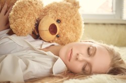 Nadal śpisz z pluszowym misiem? To rewelacyjnie wpływa na zdrowie!
