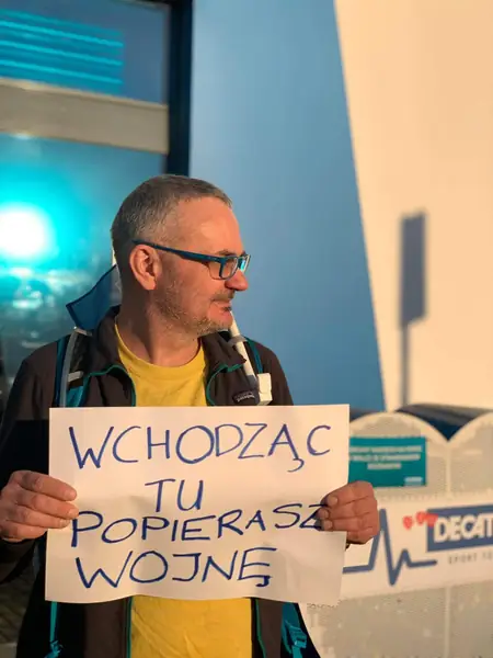 Decathlon nie wycofał się z Rosji. Mateusz Zmyślony zachęca klientów, by nie kupowali w sklepie