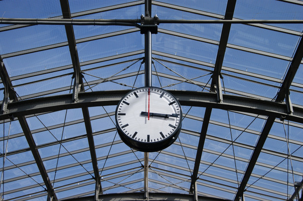 Nowe zegary na peronach dworca Wrocław Główny