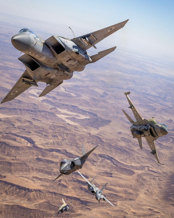 Izrael użytkuje zarówno F-16, F-15 jak i F-35. Taki miks myśliwców umożliwia mu pełniejsze wykorzystanie ich zalet.