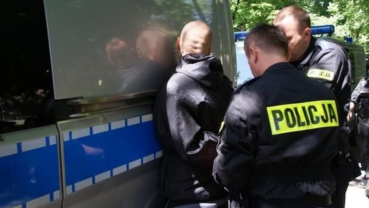 Zatrzymanie trójki dilerów narkotykowych oraz osoby ukrywającej się od 13 lat przed organami ścigania, a także zabezpieczenie ponad 15 kilogramów marihuany. To efekt działań krakowskich policjantów zwalczających przestępczość narkotykową.