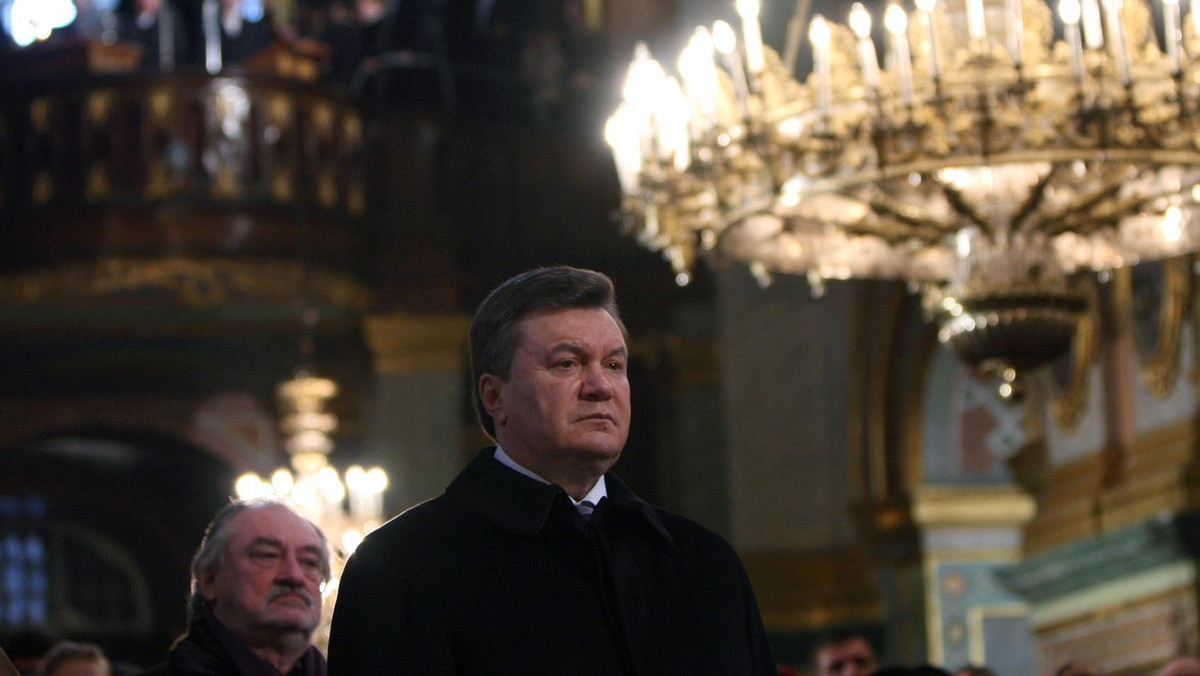 W ciągu roku od dojścia do władzy na Ukrainie uznawanego za prorosyjskiego prezydenta Wiktora Janukowycza Rosjanie zmienili swój stosunek do jego kraju - poinformowały ukraińskie agencje, powołując się na wyniki sondażu rosyjskiego centrum Lewady. O ile w styczniu ubiegłego roku pozytywny stosunek do Ukrainy deklarowało 52 proc. Rosjan, to w tym samym czasie roku bieżącego ich liczba wzrosła do 72 proc.