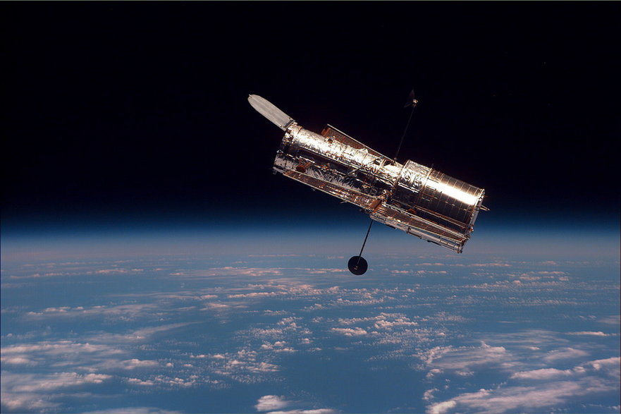 Teleskop Hubble’a widziany z pokładu promu kosmicznego Discovery, 1997 r