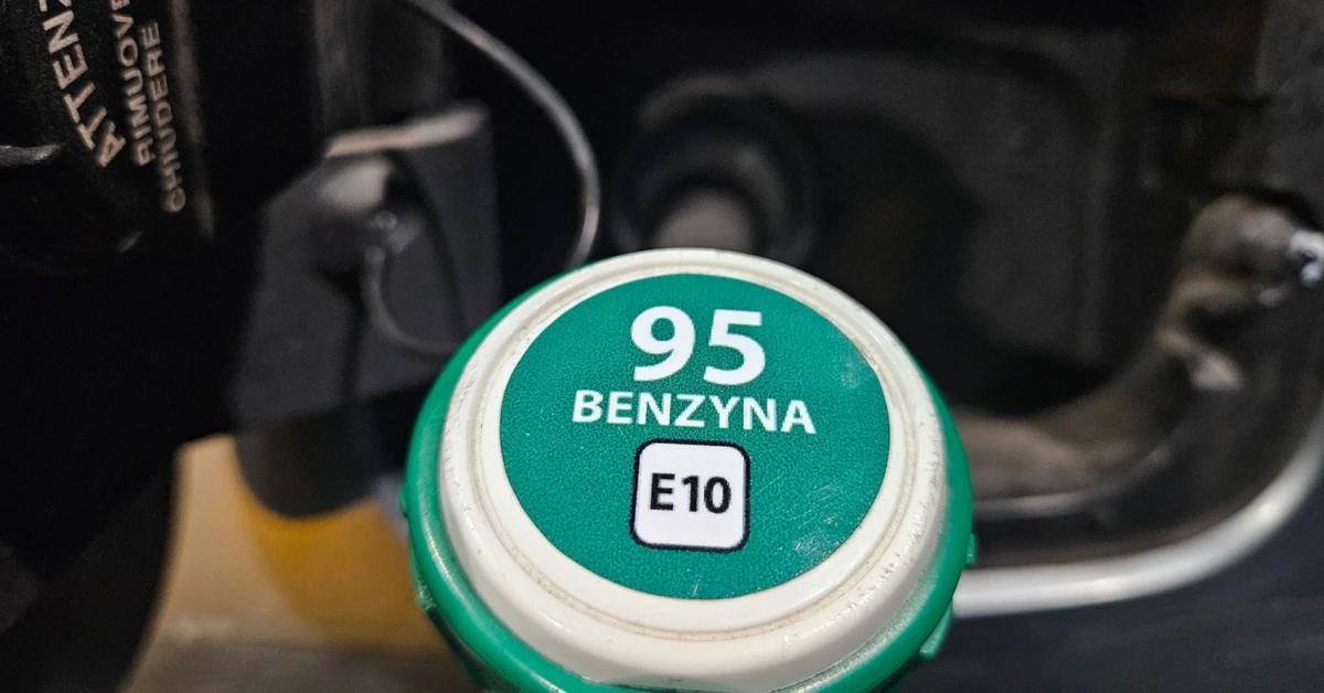 Paliwo po 4,99 zł za litr. Od 22 grudnia wielkie obniżki cen. Co się dzieje?