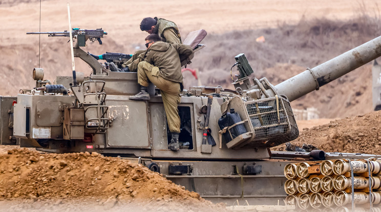 Izraeli katonák készülődnek a szárazföldi bevonulásra  gázai határ közelében / Fotó: MTI / EPA / HANNIBAL HANSCHKE