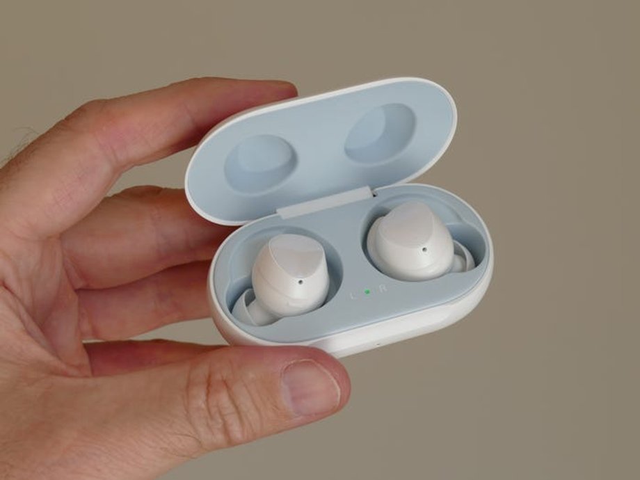 Samsung Galaxy Buds dobrze wyglądają i są bardzo wygodne do noszenia, mają przyzwoitą jakością dźwięku, a także wiele funkcji dedykowanych tylko dla Samsunga.