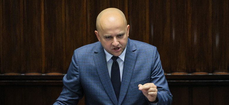 Poseł PiS grozi polskim służbom? "Odstrzelenie" i polityczna burza w tle
