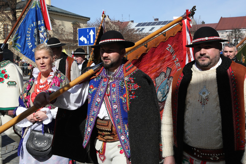 Nowy Targ, 18.03.2023. Uczestnicy marszu w obronie dobrego imienia św. Jana Pawła II, 18 bm. w Nowym Targu. Organizatorami wydarzenia byli: Sanktuarium Świętego Jana Pawła II w Nowym Targu, Rada Powiatu Nowotarskiego oraz Zarząd Główny Związku Podhalan w Polsce im. św. Jana Pawła II. (amb) PAP/Grzegorz Momot