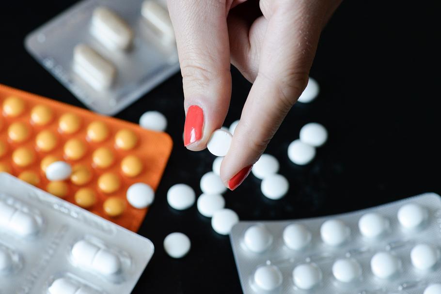 Ministerstwo Zdrowia na życzenie producentów leków zgadzało się na podwyżki ich cen - donosi „Gazeta Wyborcza”